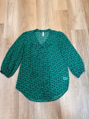 Xhiliration Green and Navy Horse Patterned V-Neck Women's Flowy Blouse, Small